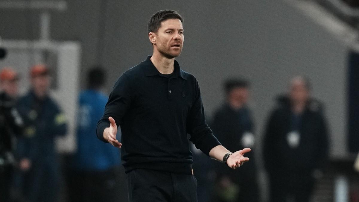 Alonso on the touchline against Olympiakos.
