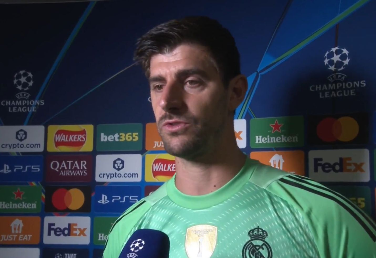 Courtois defends Alonso.