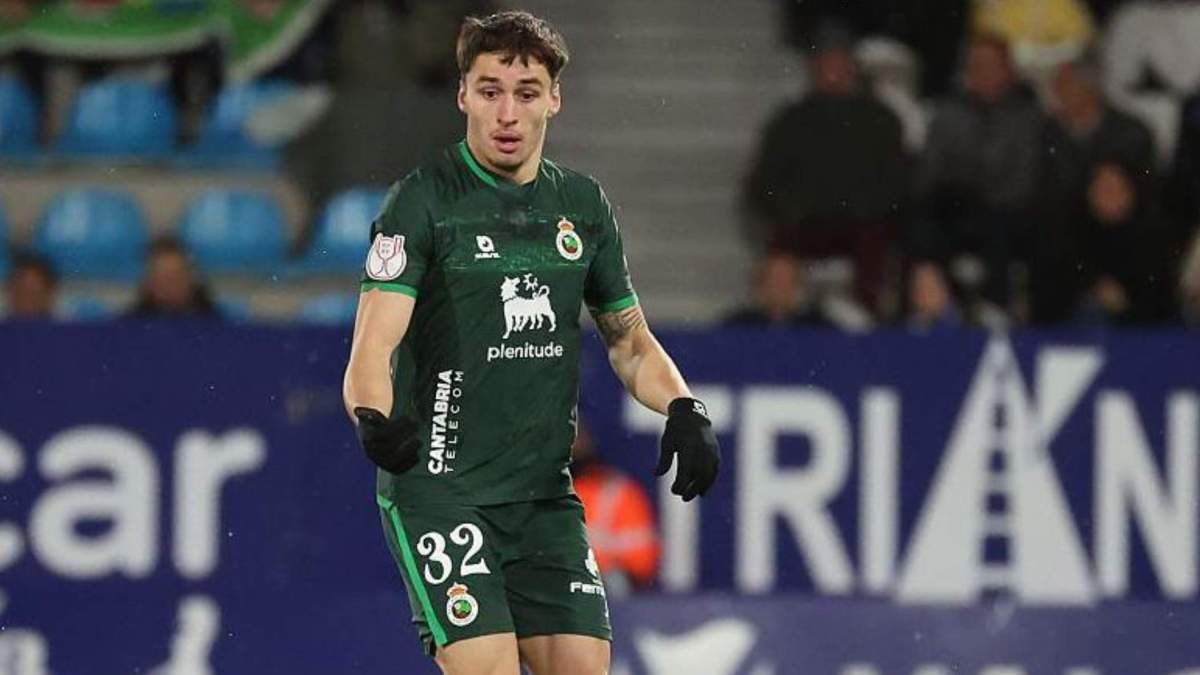 Image via Defensa Central. Salinas in action for Racing Santander.